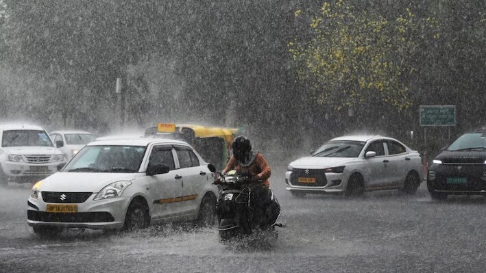 छत्तीसगढ़ में अभी थमा नहीं मानसून...सरगुजा-सूरजपुर सहित इन इलाकों में बारिश का अलर्ट, रायपुर-राजनांदगांव समेत 12 जिलों में चलेगी आंधी, 2 दिन बाद खुला महादेव घाट पुल