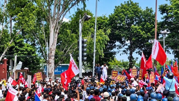 पटना में CPI का बड़ा प्रदर्शनः लोकभवन घेराव पर अड़े प्रदर्शनकारी, पुलिस ने किया वाटर कैनन का इस्तेमाल