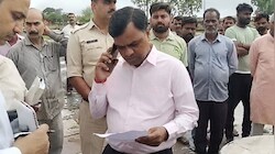 'ज्यादा उड़ने लगे हो क्या?', महिलाओं को रोता देख तहसीलदार पर भड़के कलेक्टर, बोले-अब मैं तुमको देखूंगा