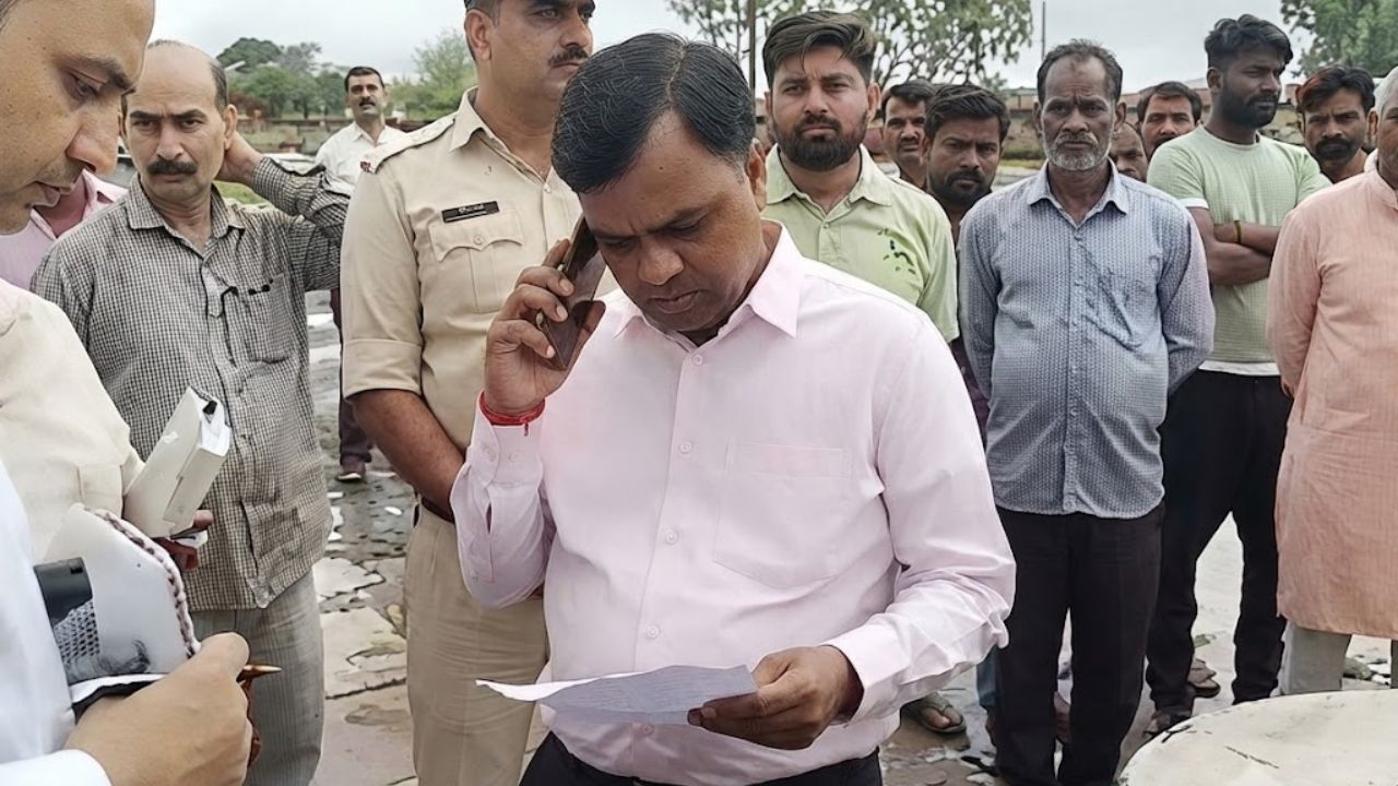 'ज्यादा उड़ने लगे हो क्या?', महिलाओं को रोता देख तहसीलदार पर भड़के कलेक्टर, बोले-अब मैं तुमको देखूंगा 'ज्यादा उड़ने लगे हो क्या?', महिलाओं को रोता देख तहसीलदार पर भड़के कलेक्टर, बोले-अब मैं तुमको देखूंगा