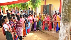 त्रिपुरा में TTAADC चुनाव:  बैलेट पेपर के साथ आज हो रहा मतदान, भारी सुरक्षा के बीच बूथों पर पहुंचे वोटर्स 