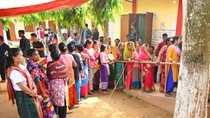 त्रिपुरा में TTAADC चुनाव:  बैलेट पेपर के साथ आज हो रहा मतदान, भारी सुरक्षा के बीच बूथों पर पहुंचे वोटर्स 