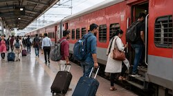 Indian Railways: ट्रेन में सीट है या नहीं? एजेंट से पूछने की जरूरत नहीं, रेलवे SMS से देगा खाली सीट की जानकारी