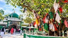 जहानाबाद की 815 साल पुरानी मजार: कपड़ा फेंकते ही घर लौट आते हैं बिछड़े लोग, जानिए क्या है रहस्य?