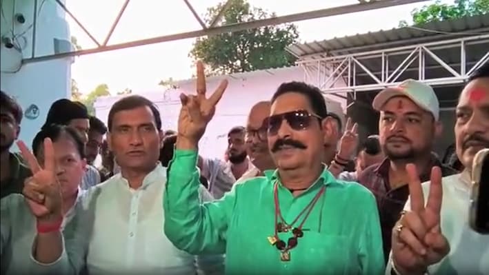 बिहार की राजनीति में बड़ा धमाका: जन सुराज पार्टी के प्रत्याशी अनुज सिंह के साथ प्रेस कांफ्रेंस में नजर आए जेडीयू विधायक अनंत सिंह