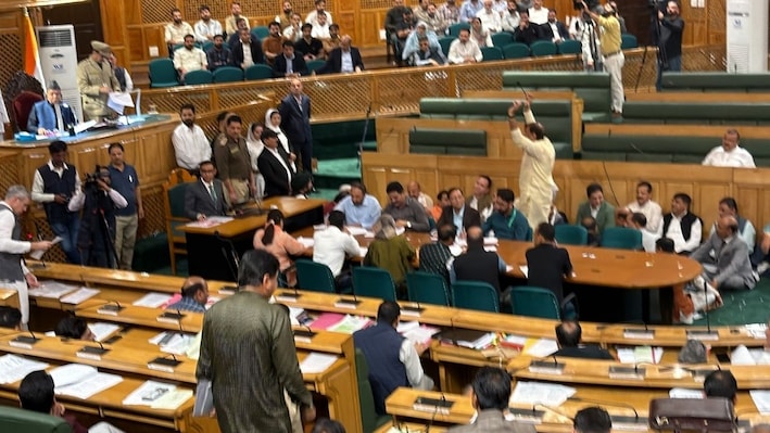 J&K विधानसभा में भारी हंगामे के बीच पूर्ण राज्य का प्रस्ताव पास, BJP का वॉकआउट, CM उमर बोले- 'हम भिखारी नहीं हैं'