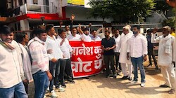 CEC ज्ञानेश कुमार के घर पर जुटे कांग्रेसी: विरोध प्रदर्शन के बीच जमकर की नारेबाजी, दीवार पर कालिख पोती  