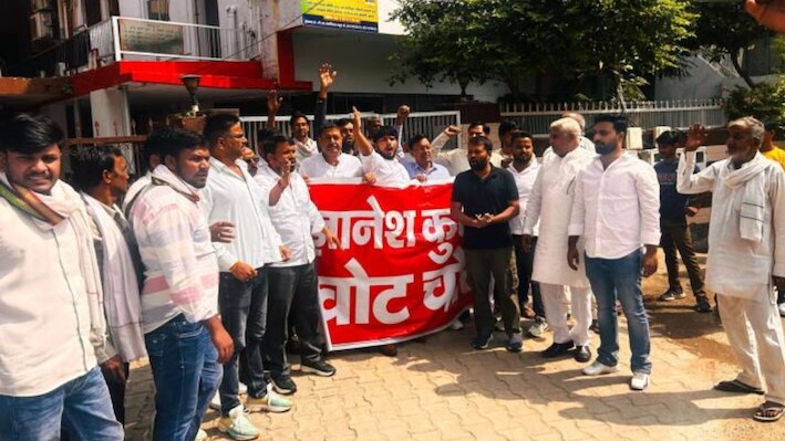CEC ज्ञानेश कुमार के घर पर जुटे कांग्रेसी: विरोध प्रदर्शन के बीच जमकर की नारेबाजी, दीवार पर कालिख पोती  