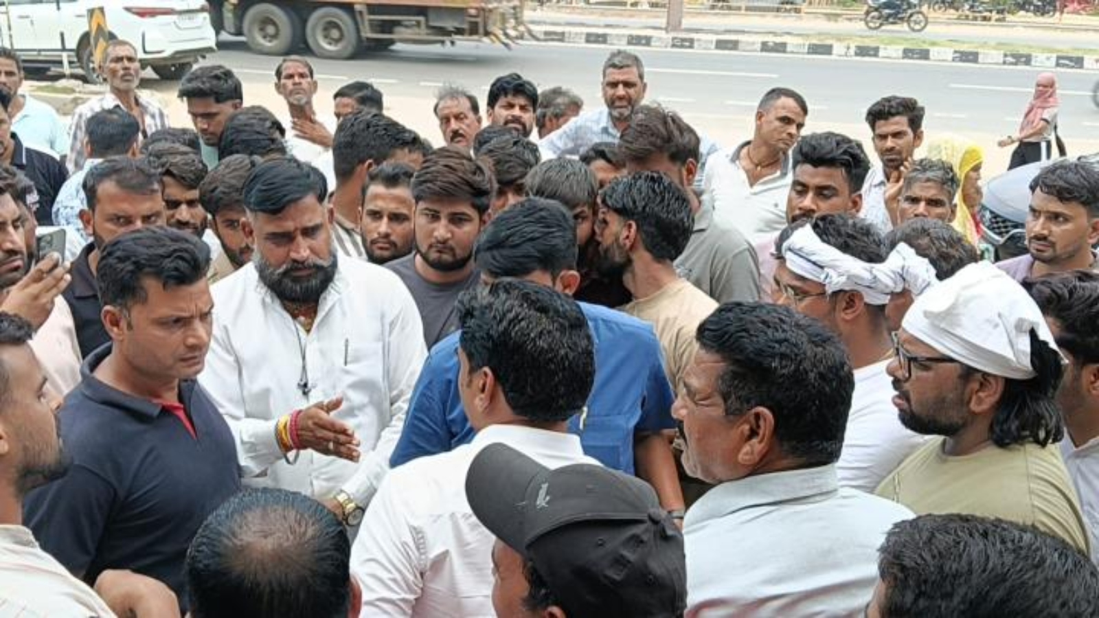 शराब पार्टी में झगड़ा, फिर कार से कुचलकर हत्या: युवक की मौत, आरोपी वारदात के बाद फरार शराब पार्टी में झगड़ा, फिर कार से कुचलकर हत्या: युवक की मौत, आरोपी वारदात के बाद फरार