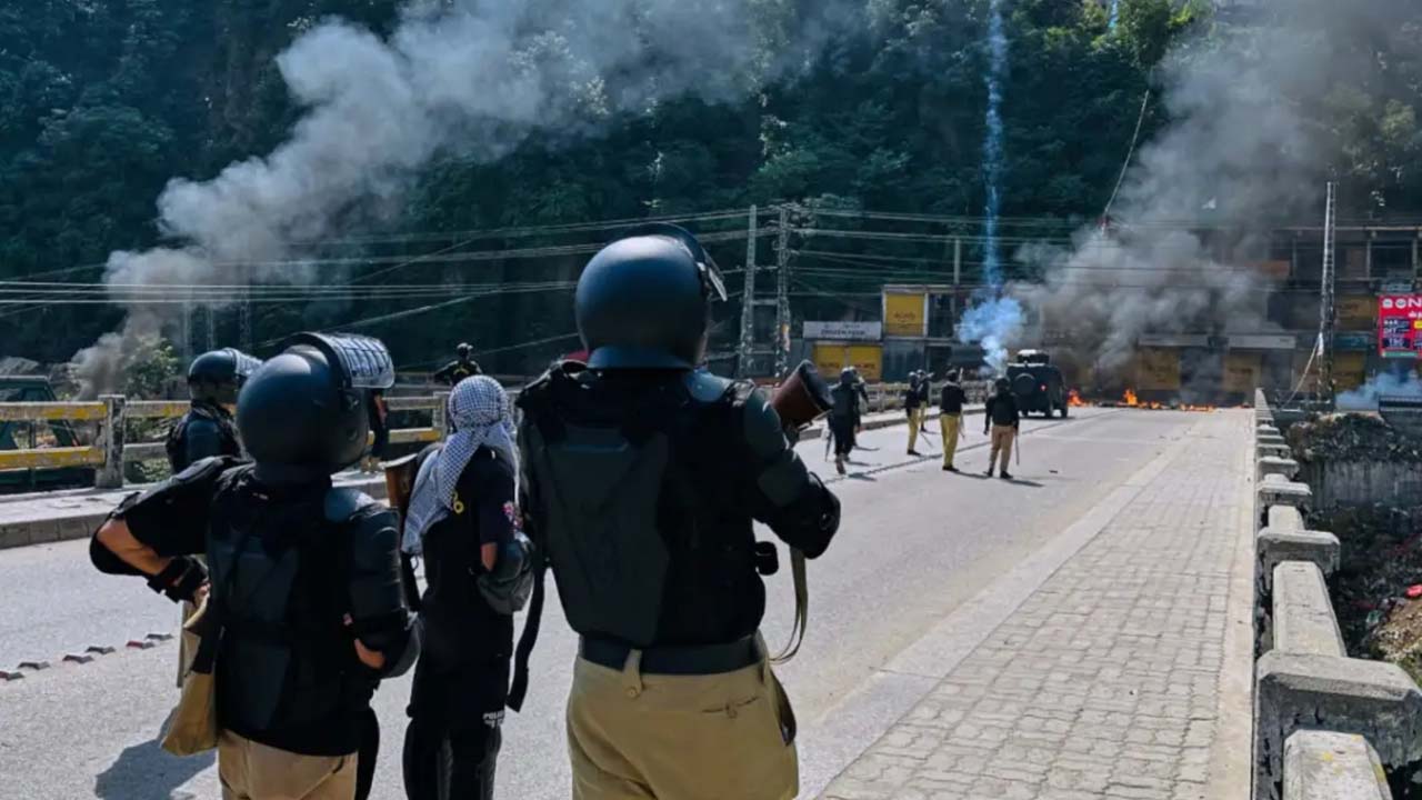 PAK के हाथ से फिसल रहा PoK, रावलकोट में पाकिस्तानी सेना ने की सीधी फायरिंग, 6 लोगों की मौत; 20 से ज्यादा लोग गायब PAK के हाथ से फिसल रहा PoK, रावलकोट में पाकिस्तानी सेना ने की सीधी फायरिंग, 6 लोगों की मौत; 20 से ज्यादा लोग गायब