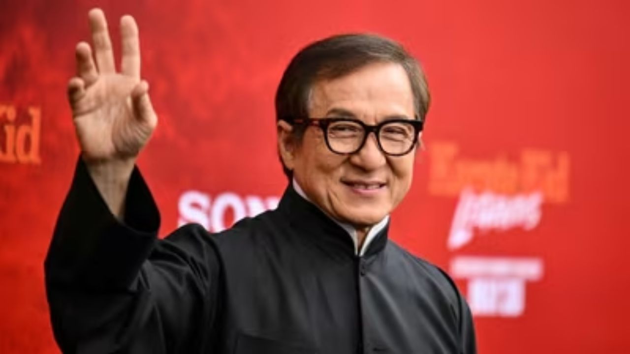 Jackie Chan Alive or Dead: इंटरनेट पर क्यों ट्रेंड कर रहा है जैकी चैन की मौत का दावा? जानिए क्या है पूरा मामला Jackie Chan Alive or Dead: इंटरनेट पर क्यों ट्रेंड कर रहा है जैकी चैन की मौत का दावा? जानिए क्या है पूरा मामला