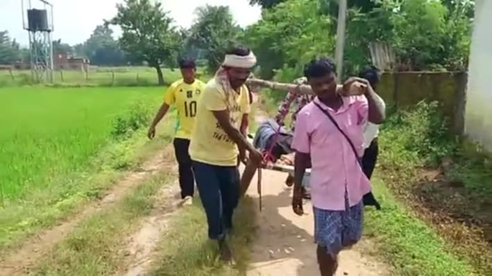 खाट पर सिस्टम: मरीज को खटिया पर लेकर पार कराई नदी, 5 किमी. पैदल चलकर पहुंचाया अस्पताल