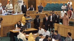 J&K स्टेटहुड प्रस्ताव पर संग्राम: विधानसभा में बवाल, स्पीकर पर भड़की बीजेपी बोली- 'नियम मानो या कुर्सी छोड़ो'