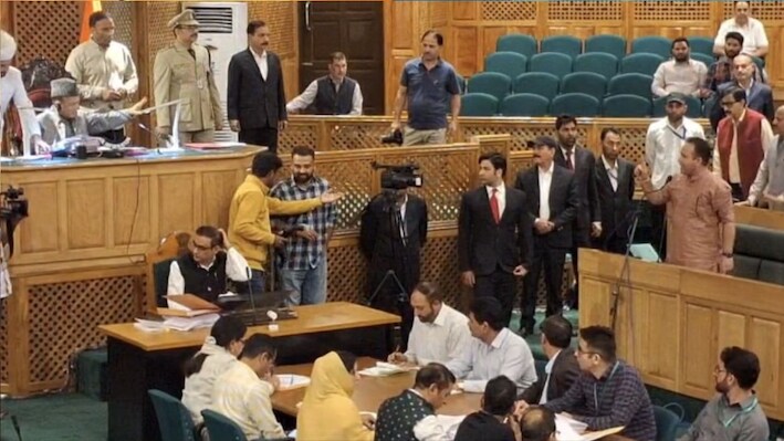 J&K स्टेटहुड प्रस्ताव पर संग्राम: विधानसभा में बवाल, स्पीकर पर भड़की बीजेपी बोली- 'नियम मानो या कुर्सी छोड़ो'