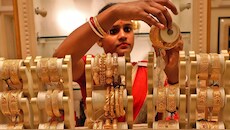 Gold-Silver Price: सोना में 9000 और चांदी में 15000 रुपये की गिरावट, अभी निवेश करें या इंतजार में फायदा?