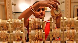 Gold-Silver Price: सोना में 9000 और चांदी में 15000 रुपये की गिरावट, अभी निवेश करें या इंतजार में फायदा?