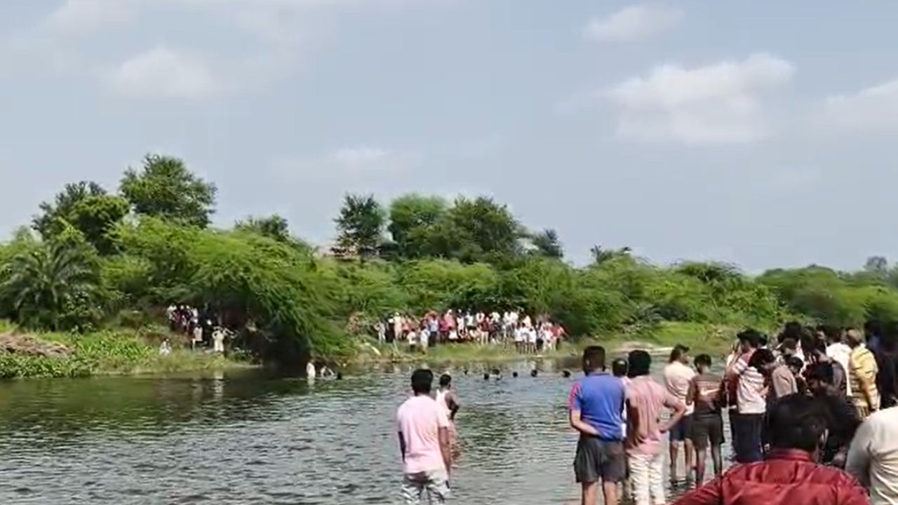 झांसी में बड़ा हादसा: मऊरानीपुर की सुखनई नदी में नहाने गए 5 लोगों की डूबने से मौत, मचा हड़कंप! झांसी में बड़ा हादसा: मऊरानीपुर की सुखनई नदी में नहाने गए 5 लोगों की डूबने से मौत, मचा हड़कंप!