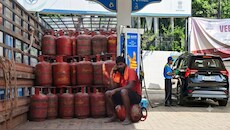 पेट्रोल पर ₹8, LPG पर ₹300 का घाटा: महंगे तेल से रोज हो रहा है ₹530 करोड़ का नुकसान, क्या फिर बढ़ेंगे दाम?  