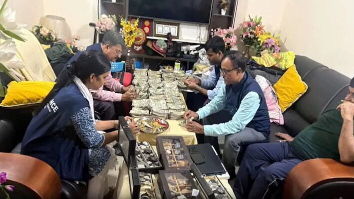 1 करोड़ 6 लाख कैश, गहने और निवेश: विजिलेंस रेड में अफसर पति-पत्नी की काली कमाई का खुलासा, ADG ने बताया और क्या-क्या मिला
