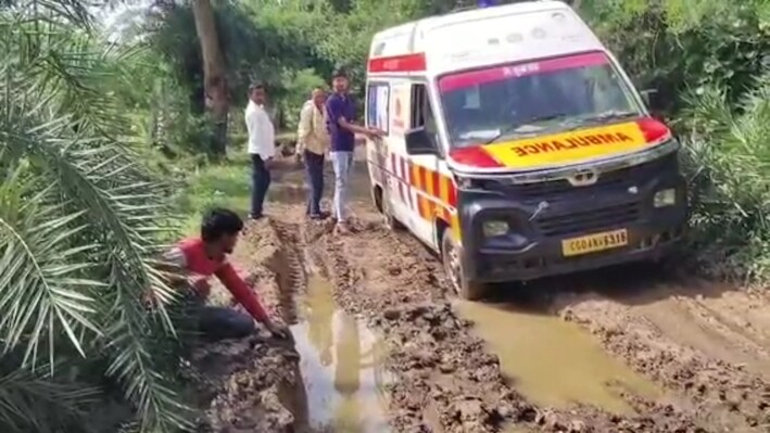 पथरिया की इस सड़क पर एंबुलेंस भी बेबस, नवजात को गोद में लेकर दलदल पार करती रही मां