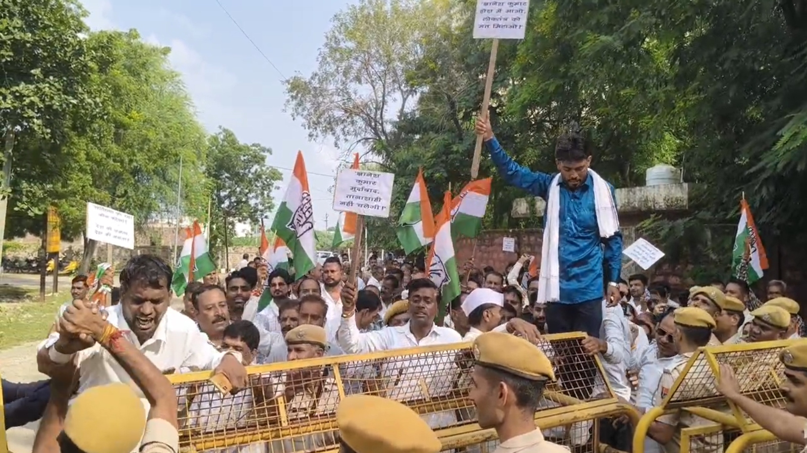 कहीं मार्च तो कहीं बैरिकेड पर चढ़े कार्यकर्ता: राजस्थान में चुनाव आयोग के खिलाफ कांग्रेस का प्रदर्शन कहीं मार्च तो कहीं बैरिकेड पर चढ़े कार्यकर्ता: राजस्थान में चुनाव आयोग के खिलाफ कांग्रेस का प्रदर्शन