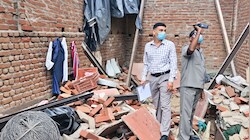 Delhi के GTB एन्क्लेव में मकान के मरम्मत के दौरान गिरी छत, मलबे में दबे चार मजदूर; एक की मौत