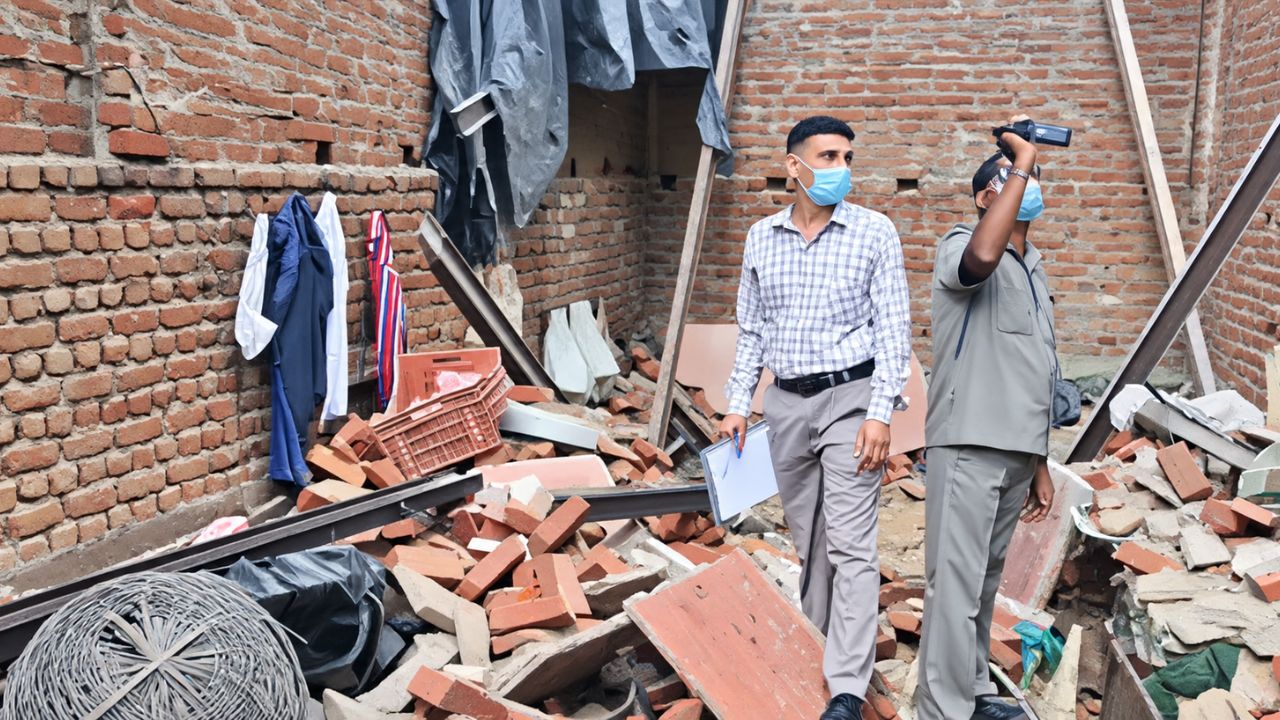 Delhi के GTB एन्क्लेव में मकान के मरम्मत के दौरान गिरी छत, मलबे में दबे चार मजदूर; एक की मौत Delhi के GTB एन्क्लेव में मकान के मरम्मत के दौरान गिरी छत, मलबे में दबे चार मजदूर; एक की मौत