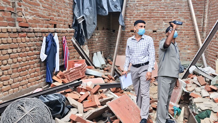 Delhi के GTB एन्क्लेव में मकान के मरम्मत के दौरान गिरी छत, मलबे में दबे चार मजदूर; एक की मौत