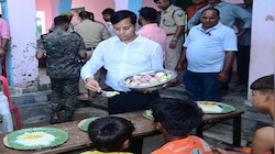 मोतिहारी बाढ़ राहत: डीएम और एसपी ने बाढ़ पीड़ितों को परोसा खाना, तस्वीरें दे रही सुकून