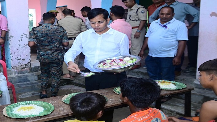 मोतिहारी बाढ़ राहत: डीएम और एसपी ने बाढ़ पीड़ितों को परोसा खाना, तस्वीरें दे रही सुकून