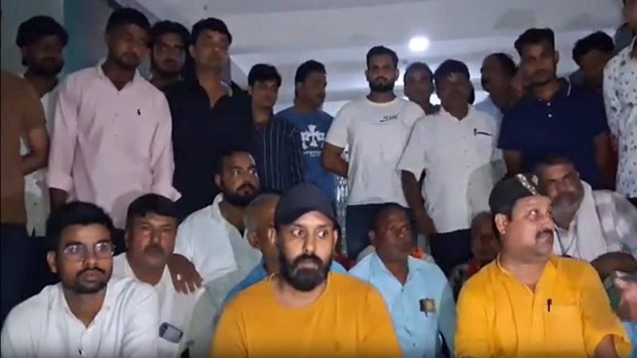 अपनी ही सरकार पर बिफरे बीजेपी विधायक विनय बिहारी: बेतिया में कांग्रेस MLA के साथ धरने पर बैठे, लौरिया में सीएम को बुलाने की मांग अपनी ही सरकार पर बिफरे बीजेपी विधायक विनय बिहारी: बेतिया में कांग्रेस MLA के साथ धरने पर बैठे, लौरिया में सीएम को बुलाने की मांग