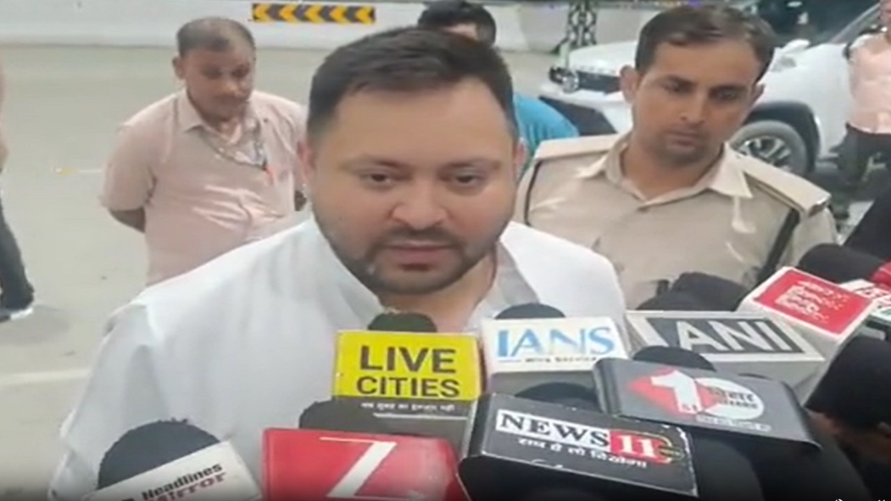 वोट चोरी के आरोप पर तेजस्वी यादव का बड़ा हमला: 'CEC ज्ञानेश कुमार की हो गिरफ्तारी', दिल्ली रवाना होने से पहले कर दी ये मांग वोट चोरी के आरोप पर तेजस्वी यादव का बड़ा हमला: 'CEC ज्ञानेश कुमार की हो गिरफ्तारी', दिल्ली रवाना होने से पहले कर दी ये मांग
