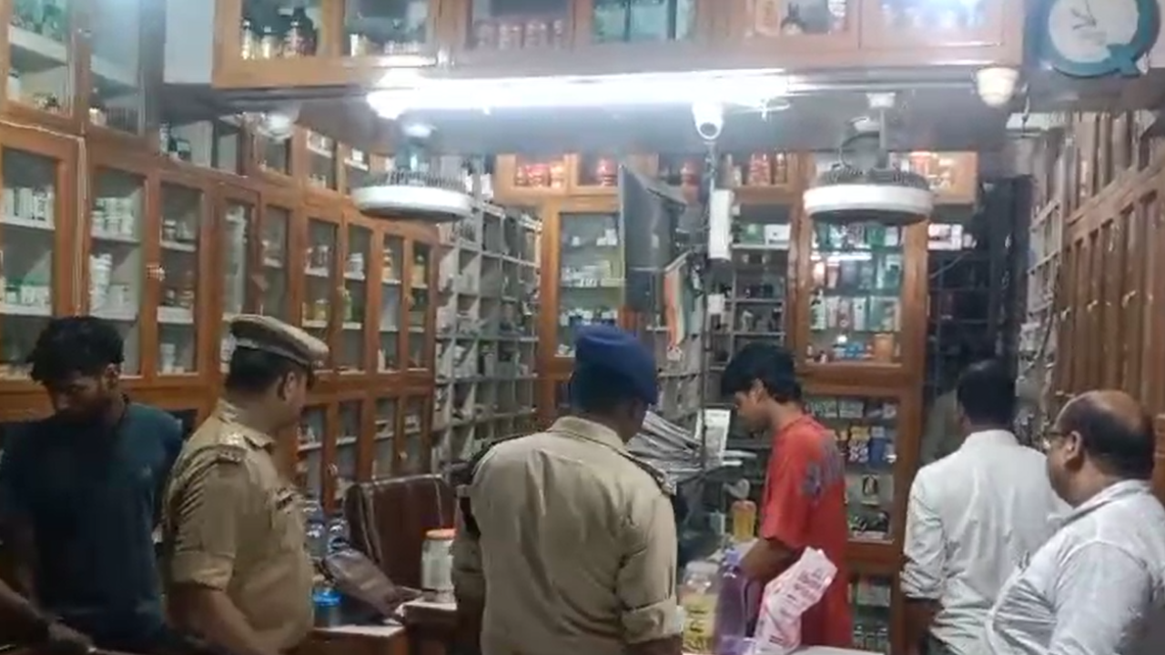 महराजगंज में नशीली दवाओं पर बड़ा एक्शन! 7 मेडिकल स्टोरों पर एक साथ छापा, 4 दवाओं के सैंपल सील महराजगंज में नशीली दवाओं पर बड़ा एक्शन! 7 मेडिकल स्टोरों पर एक साथ छापा, 4 दवाओं के सैंपल सील
