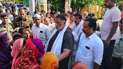 तटबंध टूटने पर बाढ़ पीड़ितों के बीच पहुंचे पप्पू यादवः नेपाल से पानी छोड़ने को बताया 'ग्लेशियर अटैक', जल संसाधन मंत्री के इस्तीफे की मांग