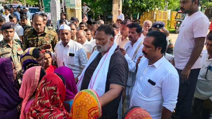 तटबंध टूटने पर बाढ़ पीड़ितों के बीच पहुंचे पप्पू यादवः नेपाल से पानी छोड़ने को बताया 'ग्लेशियर अटैक', जल संसाधन मंत्री के इस्तीफे की मांग