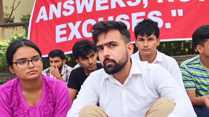 Delhi विश्वविद्यालय में DUSU उपाध्यक्ष का सत्याग्रह, छात्रों की सुरक्षा और आवास को लेकर धरने पर बैठे