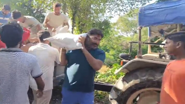 आपदा में 'सारथी' बने विधायक: जब चंपारण तटबंध बचाने के लिए कंधों पर मिट्टी की बोरी उठा खुद भिड़ गए राजू तिवारी