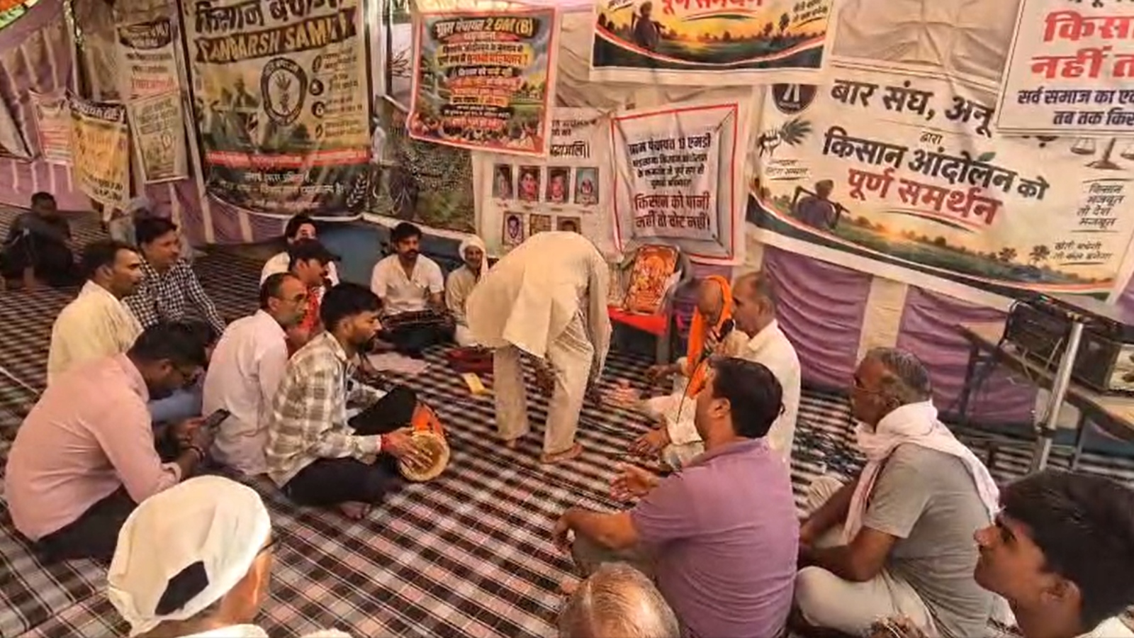 घड़साना में बड़ा किसान आंदोलन: 21वें दिन जन आक्रोश महासभा, ट्रैक्टर-ट्रॉलियों से पहुंचे किसान घड़साना में बड़ा किसान आंदोलन: 21वें दिन जन आक्रोश महासभा, ट्रैक्टर-ट्रॉलियों से पहुंचे किसान
