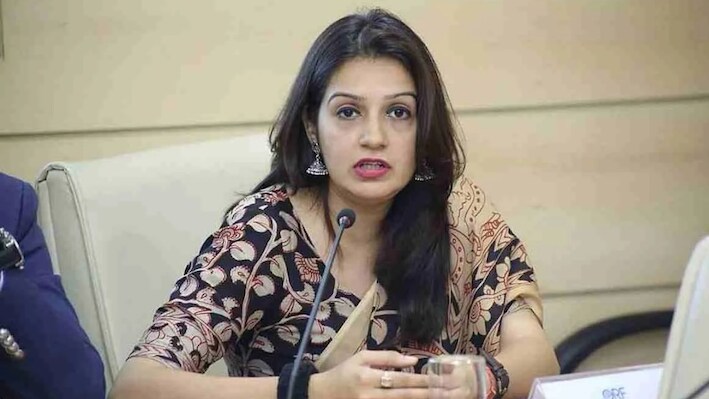 दुबई-तेल अवीव फ्लाइट घटना में आया 'पाकिस्तान एंगल'? प्रियंका चतुर्वेदी के तंज पर भड़की पाक लेखिका, मिला मुंहतोड़ जवाब