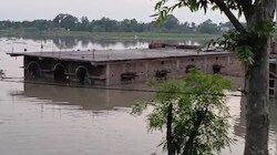 मुजफ्फरपुर में बांध टूटने से मची तबाही: दर्जनों गांवों में घुसा बाढ़ का पानी, पूरी रात बांध पर तैनात रही पुलिस