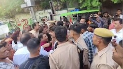 फतेहगढ़ कलेक्ट्रेट पर हाई-वोल्टेज ड्रामा: मुख्य चुनाव आयुक्त के पुतले को लेकर पुलिस और कांग्रेसियों में छीना-झपटी