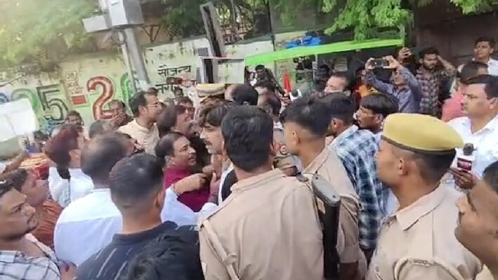 फतेहगढ़ कलेक्ट्रेट पर हाई-वोल्टेज ड्रामा: मुख्य चुनाव आयुक्त के पुतले को लेकर पुलिस और कांग्रेसियों में छीना-झपटी