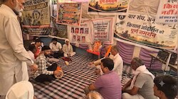 23 दिन से सड़कों पर अन्नदाता, सिस्टम मौन: पानी और मुआवजे की आस में बैठे किसानों की कब सुनेगी सरकार?