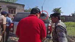 BJP सांसद संजय जायसवाल की गाड़ी पर फेंका गया गोबर: बाढ़ पीड़ितों ने CM सम्राट के सामने भी की नारेबाजी