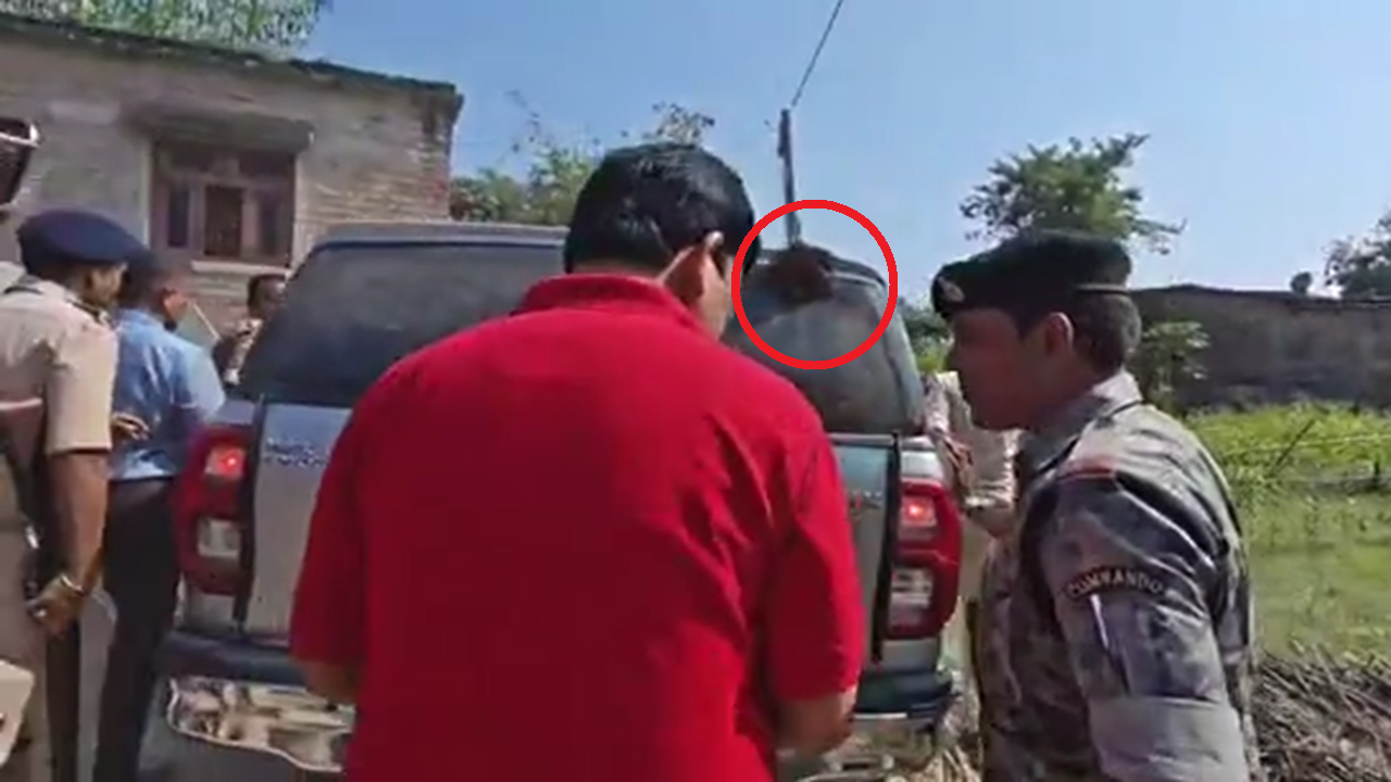 BJP सांसद संजय जायसवाल की गाड़ी पर फेंका गया गोबर: बाढ़ पीड़ितों ने CM सम्राट के सामने भी की नारेबाजी BJP सांसद संजय जायसवाल की गाड़ी पर फेंका गया गोबर: बाढ़ पीड़ितों ने CM सम्राट के सामने भी की नारेबाजी