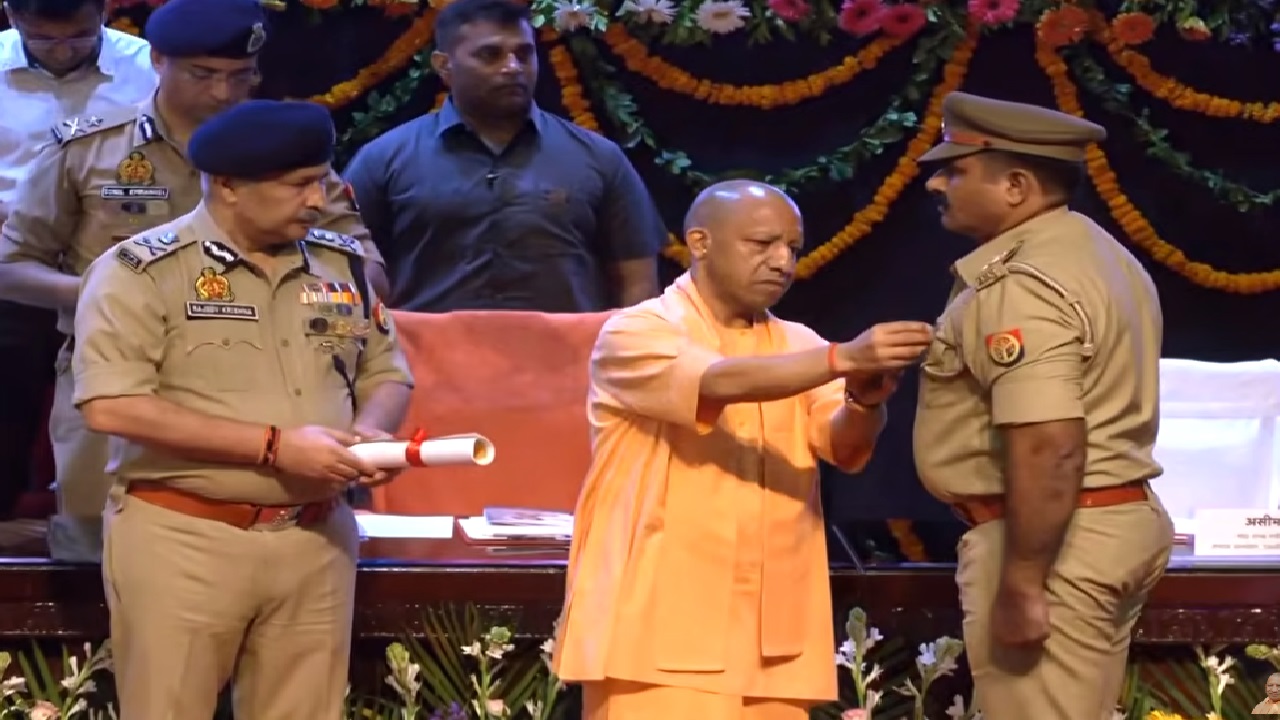 यूपी पुलिस का 'हाई-टेक' अवतार: मुख्यमंत्री ने 10 जांबाजों को पहनाया मेडल, सड़क सुरक्षा के लिए बेड़े में शामिल हुए 87 इंटरसेप्टर यूपी पुलिस का 'हाई-टेक' अवतार: मुख्यमंत्री ने 10 जांबाजों को पहनाया मेडल, सड़क सुरक्षा के लिए बेड़े में शामिल हुए 87 इंटरसेप्टर