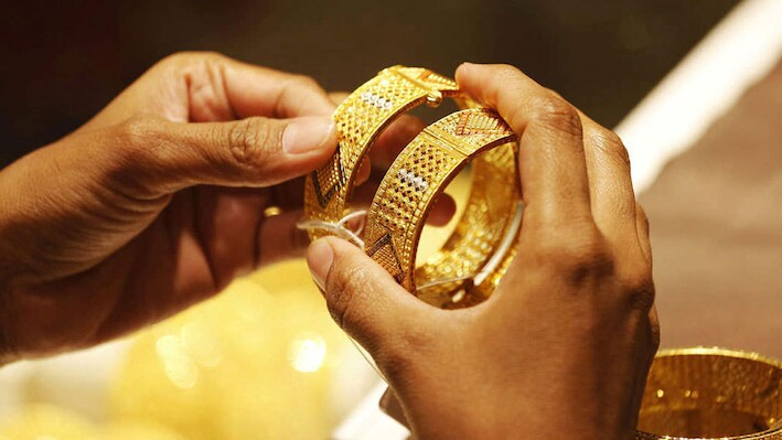 Gold Price: सोने-चांदी की गिरावट पर लगा ब्रेक, ट्रंप के एक बयान से बाजार में हलचल; आज क्या रहा 10 ग्राम का रेट?