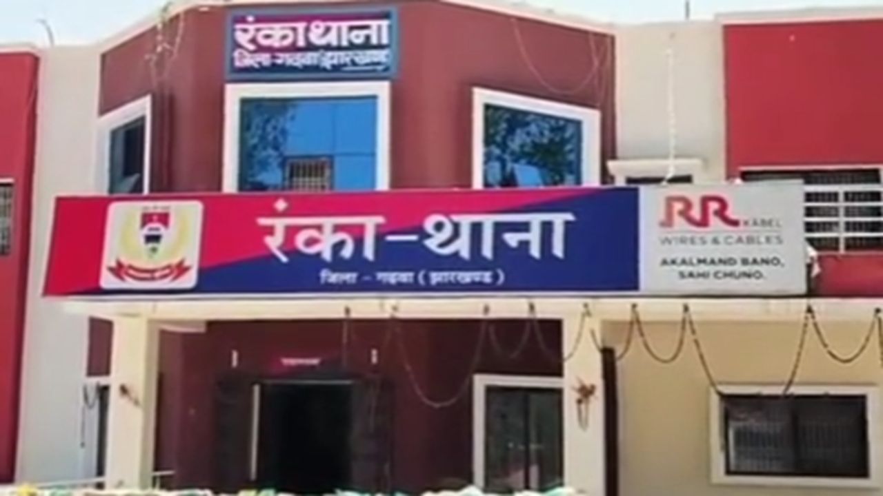 बिहार के बाद अब झारखंड में मनचलों का तांडवः गढ़वा में नर्सिंग छात्रा से छेड़खानी, जबरन बाइक पर बैठाने का प्रयास, ऐसे बची युवती बिहार के बाद अब झारखंड में मनचलों का तांडवः गढ़वा में नर्सिंग छात्रा से छेड़खानी, जबरन बाइक पर बैठाने का प्रयास, ऐसे बची युवती
