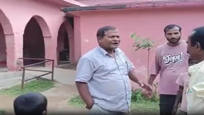 'बच्चों को गोद में बैठाकर गंदी वीडियो दिखाता है शिक्षक': सुपौल के सरकारी स्कूल में डर का माहौल, आरोपी ने बोलने से किया इनकार