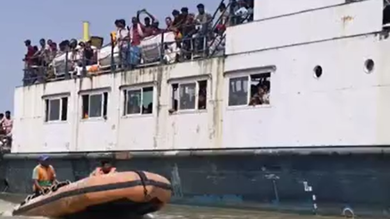 विक्रमशिला सेतु आज से बंद: गंगा में शुरू हुआ क्रूज और फेरी का सफर, सुरक्षा में मुस्तैद NDRF-SDRF विक्रमशिला सेतु आज से बंद: गंगा में शुरू हुआ क्रूज और फेरी का सफर, सुरक्षा में मुस्तैद NDRF-SDRF
